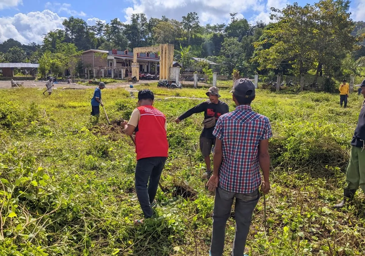 Pemerintah Desa Lamatti Riattang Gelar Kerja Bakti Bersama Warga dan Mahasiswa KKN Universitas Hasanuddin 